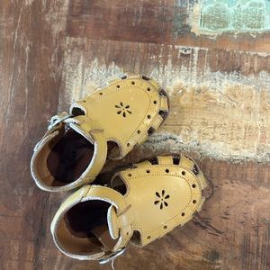 Adelisa and Co size 4 sandals